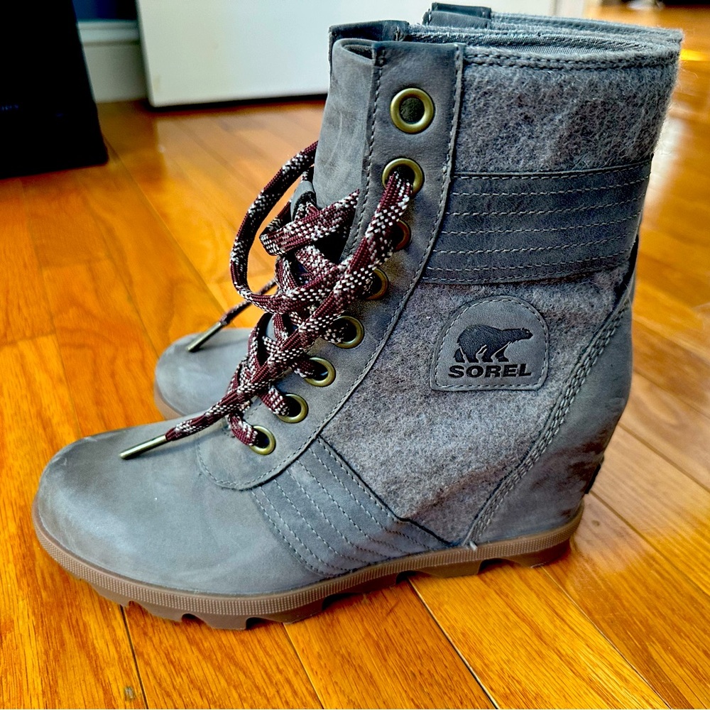 sorel women’s joan of arctic boots
size 8